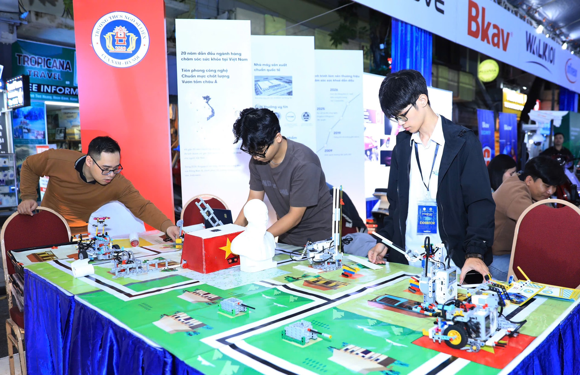 besökare-upplever-make-in-vietnam-technology-at-techfest-viet-nam-2025.-anh-viet-thanh.jpg