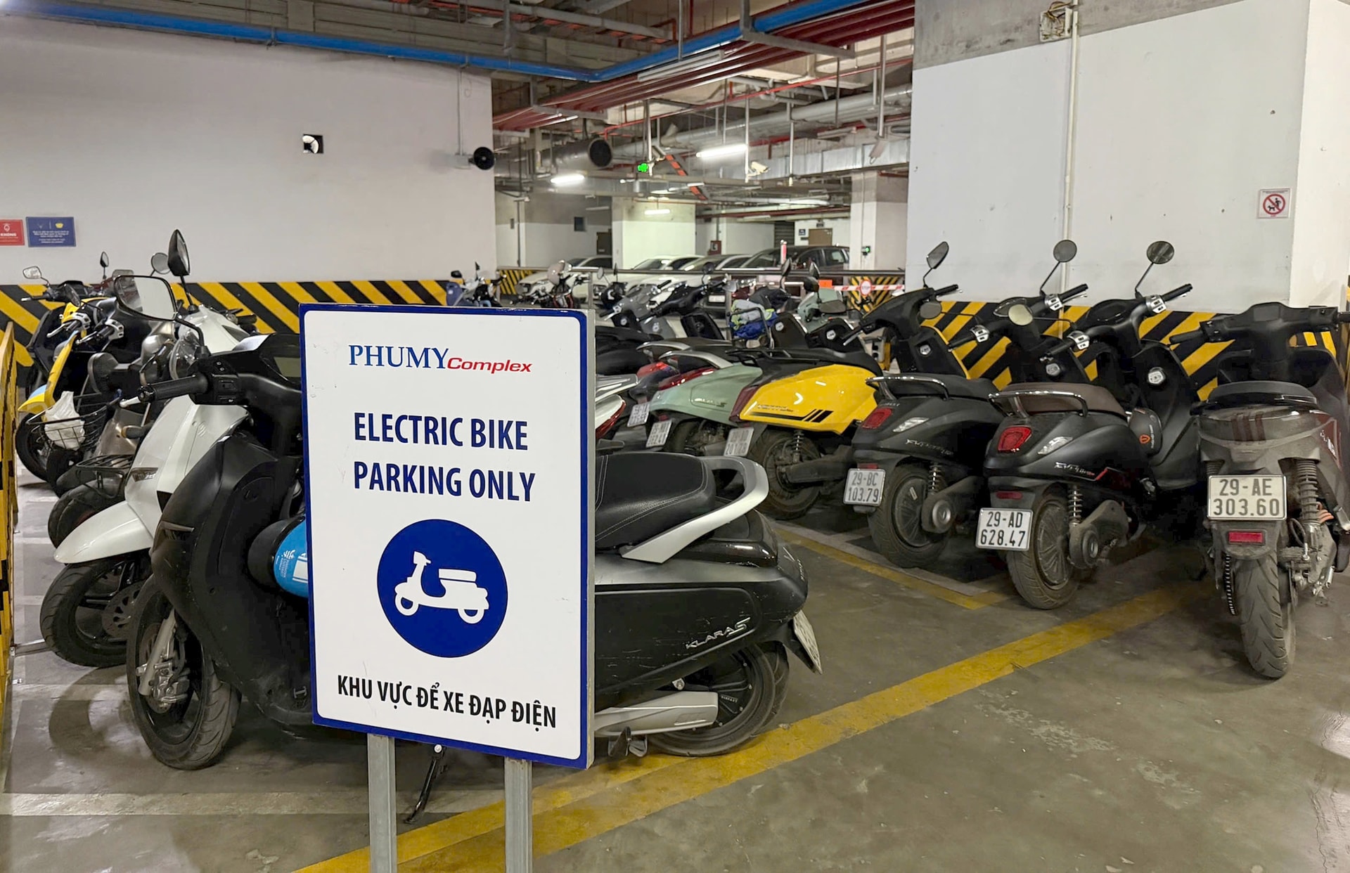 elbilsparkeringsområde-vid-phu-my-komplex-lägenhetsbyggnad-xuan-dinh-ward-.-anh-linh-hoang.jpg