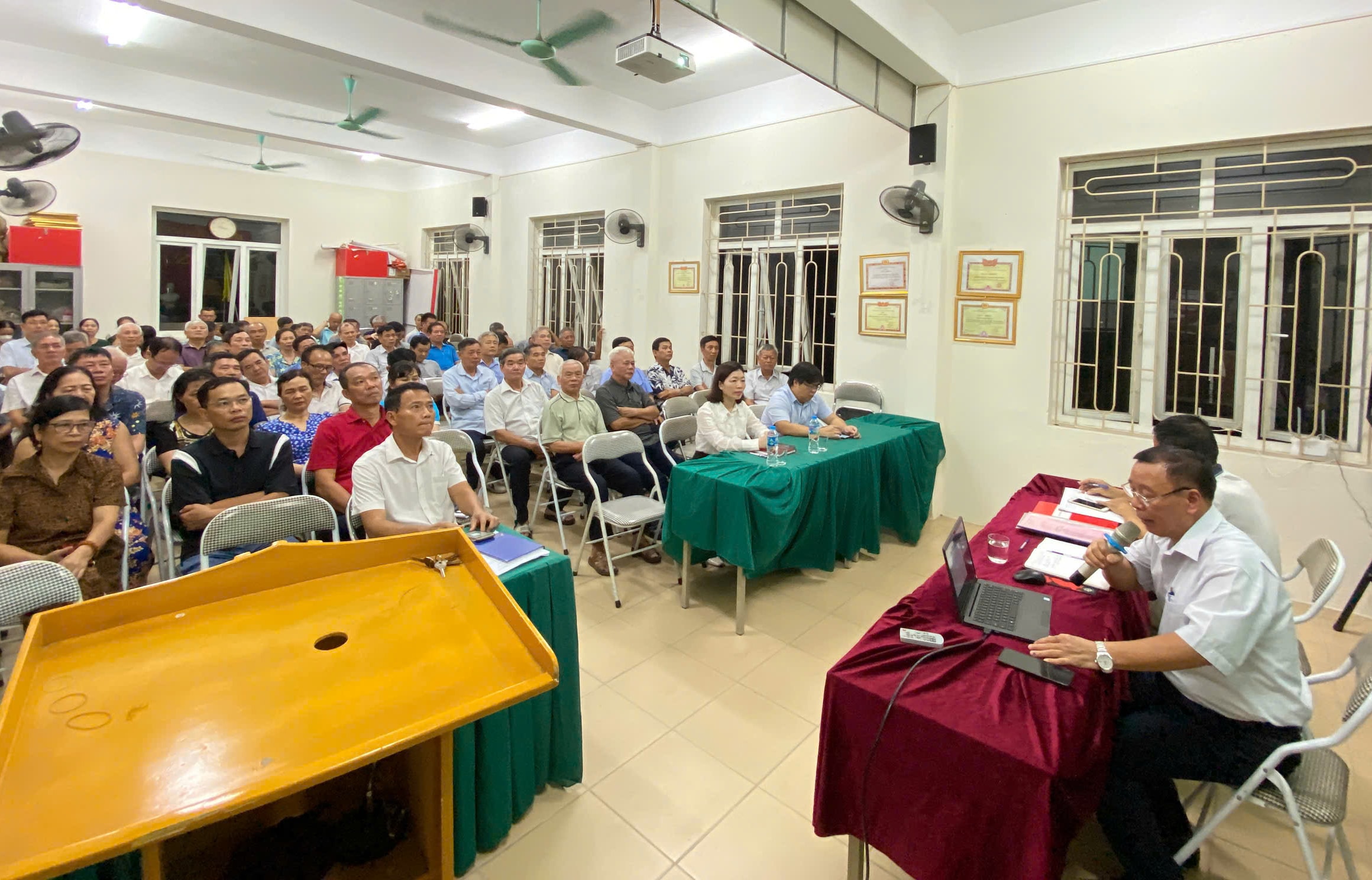 mot-buoi-sinh-hoat-thuong-ky-cua-chi-bo-to-dan-pho-so-1-phuong-long-bien-thang-10-2025..jpg