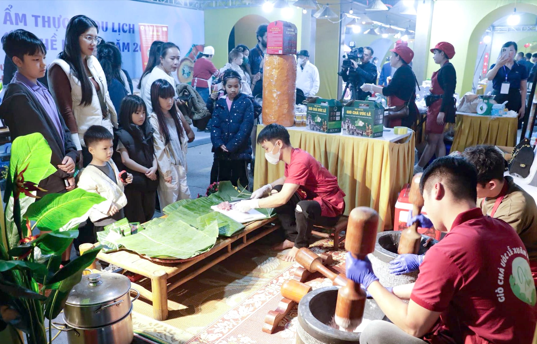 nguoi-dan-va-du-khach-tham-quan-trai-nghiem-tai-lien-hoan-am-thuc-va-du-lich-lang-nghe-pho-nghe-ha-noi-nam-2025.-anh-viet-cuong.jpg