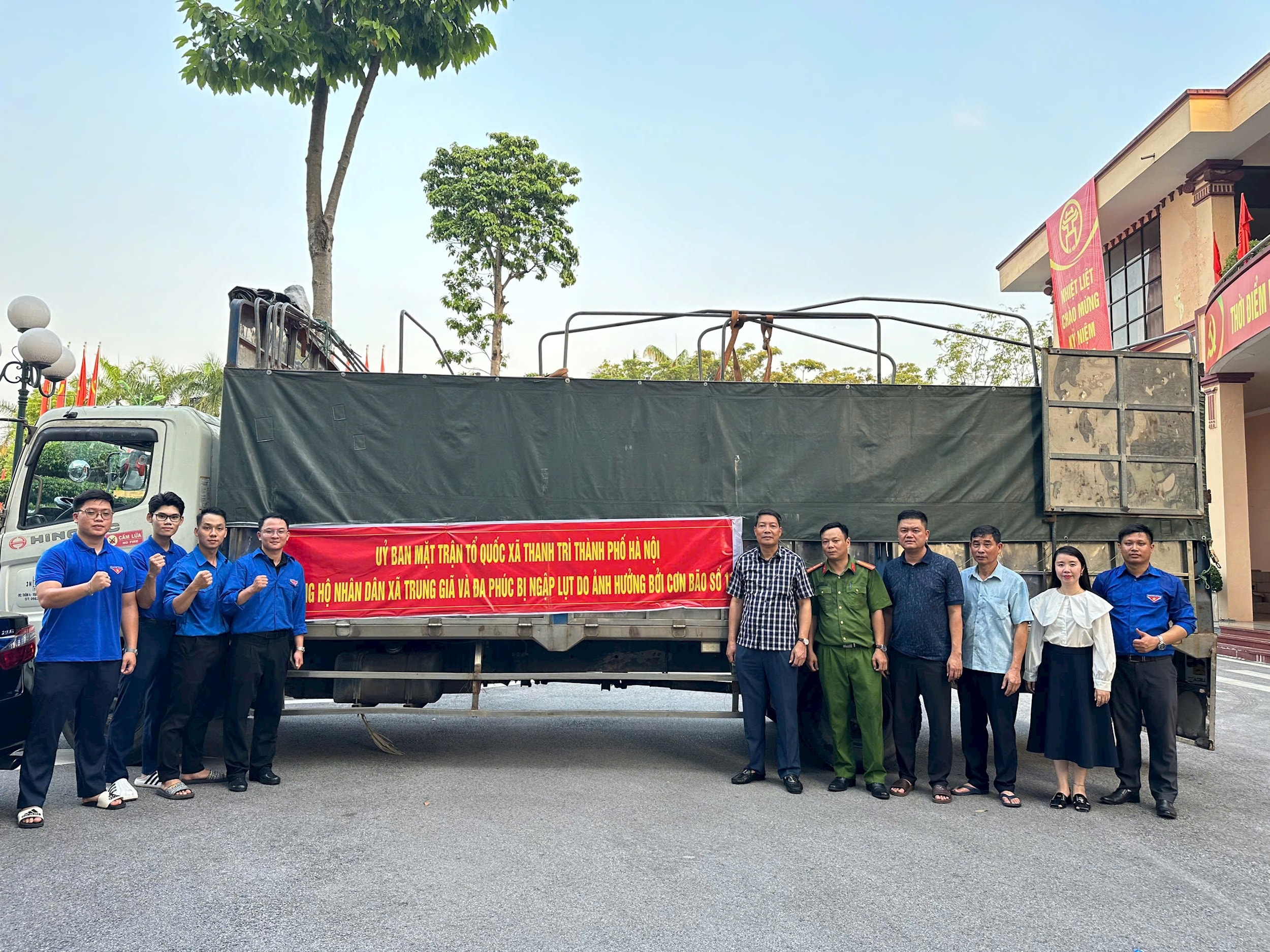 Ủy ban MTTQ Việt Nam xã Thanh Trì ủng hộ xã Trung Giã và Đa Phúc bị ảnh hưởng mưa bão. Ảnh: Thu Hằng.