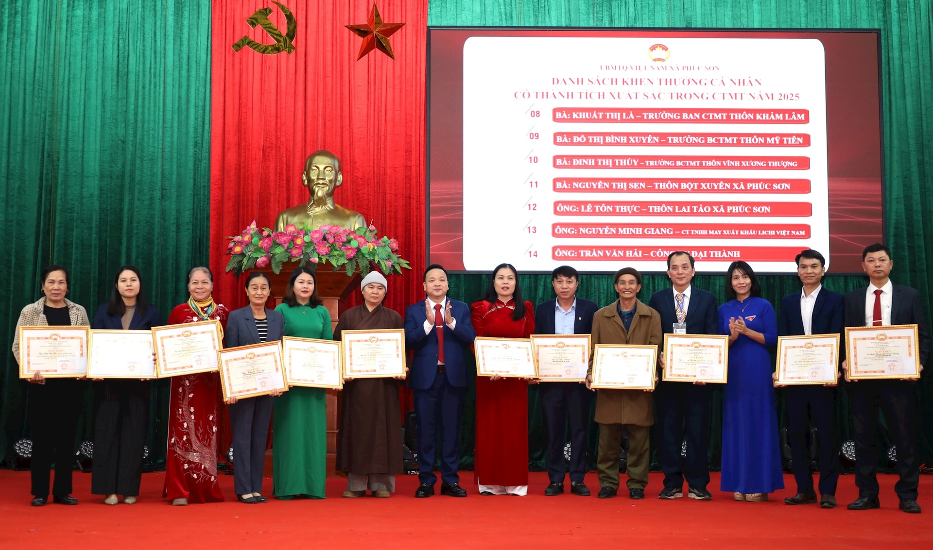 លោក ឡេ ថាញ់ ដ័ន ប្រធានគណៈកម្មាធិការរណសិរ្សមាតុភូមិវៀតណាម ឃុំភុកសើន ប្រគល់រង្វាន់ដល់សមូហភាព និងបុគ្គលដែលមានស្នាដៃលេចធ្លោក្នុងការងាររណសិរ្សមាតុភូមិឆ្នាំ ២០២៥។ រូបថត៖ គីម ញឺ