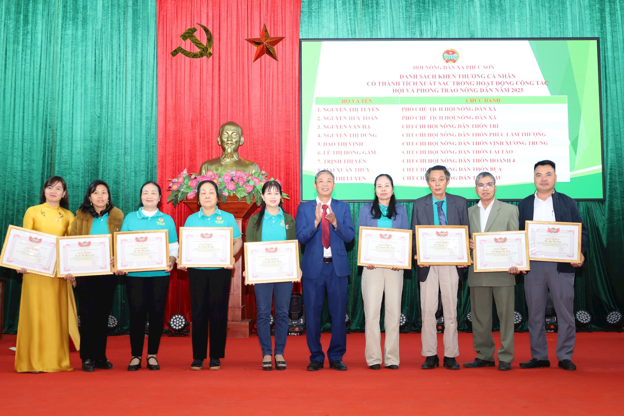 Chủ tịch Hội Nông dân xã Phúc Sơn Nguyễn Văn Phòng khen thưởng các tập thể, cá nhân có thành tích trong công tác Mặt trận. Ảnh: Kim Nhuệ