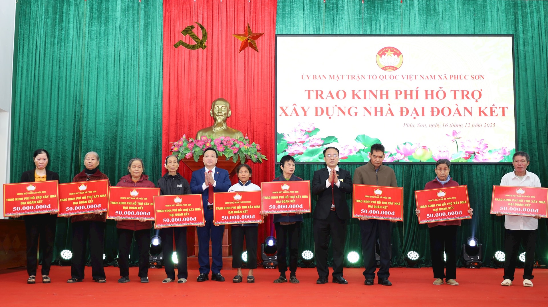 បន្ទាប់ពីសំណើរបស់សហគមន៍ក្នុងតំបន់ គណៈកម្មាធិការរណសិរ្សមាតុភូមិវៀតណាមនៃឃុំភុកសឺនបានផ្តល់ជំនួយហិរញ្ញវត្ថុដល់គ្រួសារដែលមានការលំបាកចំនួន ៩ សម្រាប់ជួសជុល និងសាងសង់ផ្ទះឡើងវិញនៅព្រឹកថ្ងៃទី ១៦ ខែធ្នូ។ (រូបថត៖ គីមញូ)