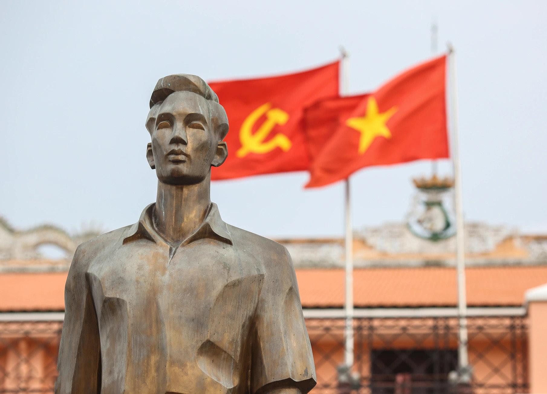 Bác Hồ sống mãi với non sông