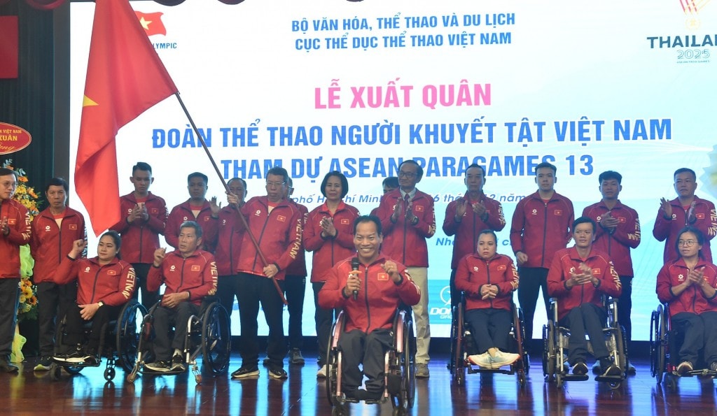 Lực sĩ Lê Văn Công thay mặt Đoàn phát biểu quyết tâm - Ảnh: VGP/Giang Thanh
