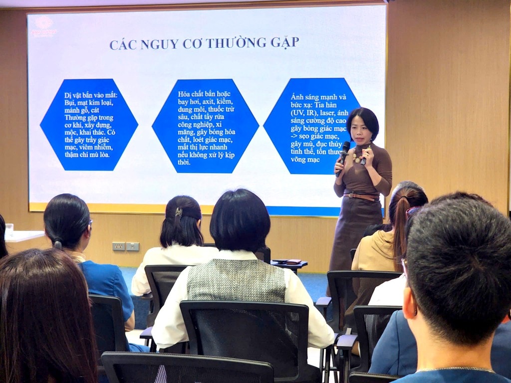 Thạc sĩ - Bác sĩ Phạm Huyền Khanh, Giám đốc Bệnh viện Mắt Ánh Dương giới thiệu ứng dụng AI và các công nghệ hiện đại chẩn đoán, điều trị cho bệnh nhân