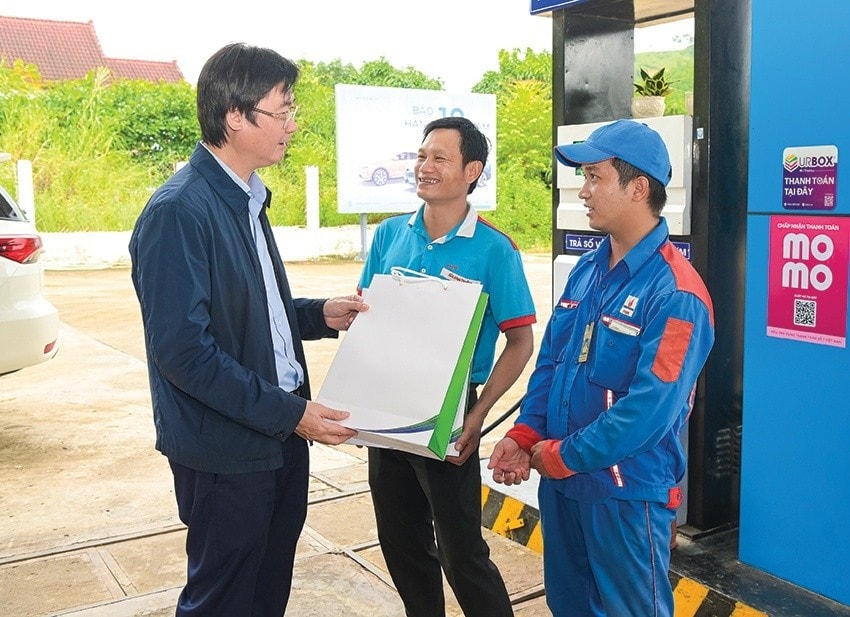 Đồng chí Nguyễn Mạnh Kha thăm, tặng quà người lao động Petrovietnam đang công tác tại Khánh Hòa