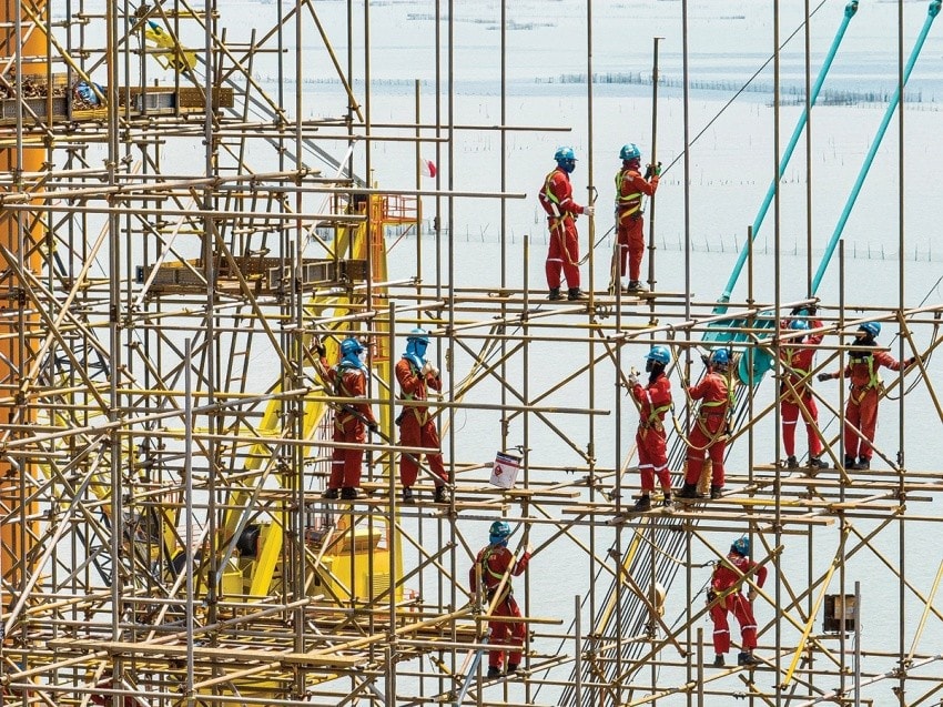 Người lao động làm việc trên công trường dầu khí