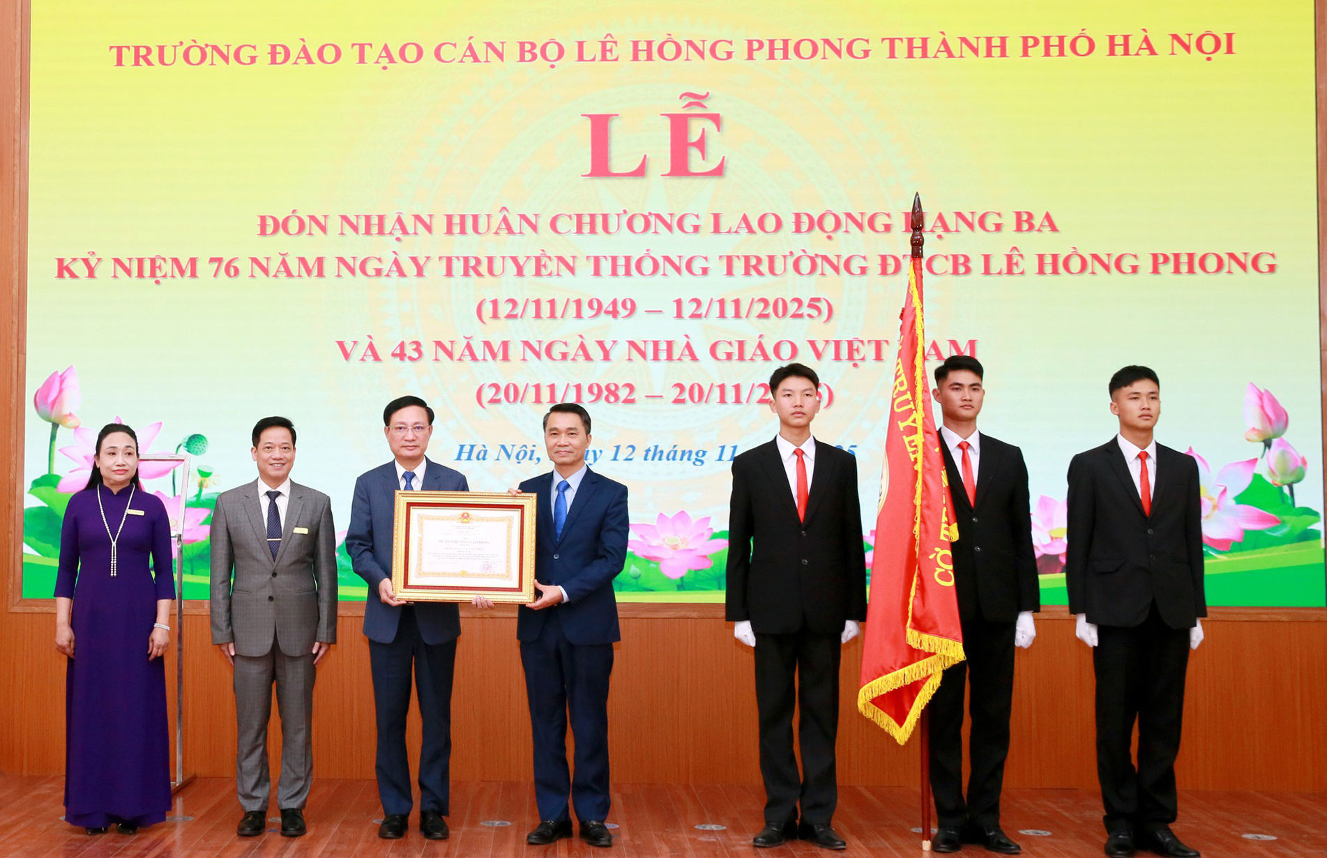 thua-uy-quyen-cua-chu-tich-nuoc-truong-ban-thi-dua-khen-thuong-thanh-pho-ha-noi-nguyen-cong-bang-trao-huan-chuong-lao-dong-hang-ba-tang-truong-dao-tao-can-bo-le-hong-phong..jpg