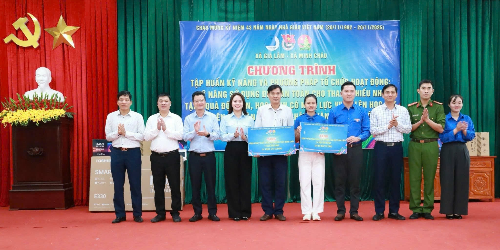 Thanh niên Gia Lâm trao ủng hộ tới xã Minh Châu. Ảnh: ĐTN