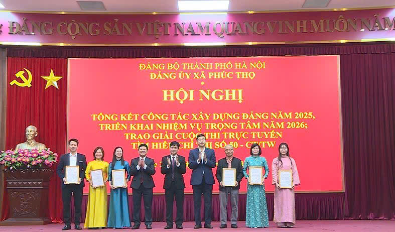 Các đồng chí lãnh đạo xã Phúc Thọ trao khen thưởng tác giả cuộc thi trực tuyến tìm hiểu Chỉ thị số 50-CT/TW của Ban Bí thư. Ảnh: Minh Phú