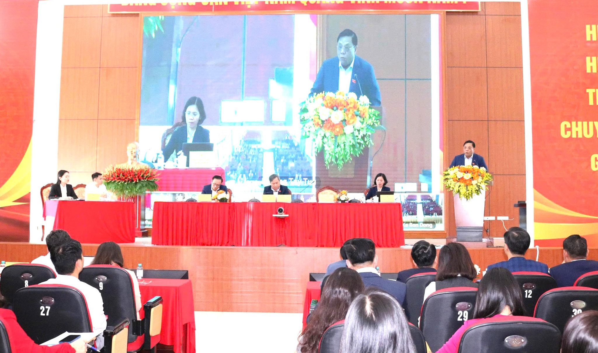 Đại biểu Quốc hội thành phố Hà Nội - Đơn vị bầu cử số 5 tiếp xúc cử tri tại các xã, phường chiều 18-12. Ảnh: Đình Hiệp