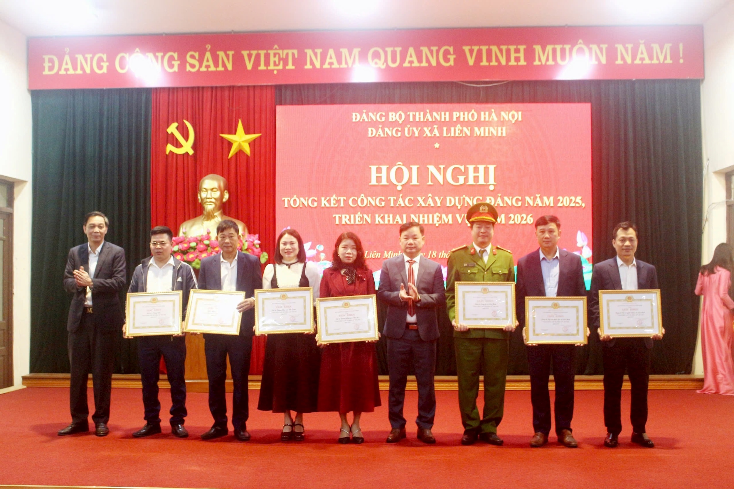 Các đồng chí lãnh đạo xã Liên Minh trao khen thưởng. Ảnh: Thắng Văn