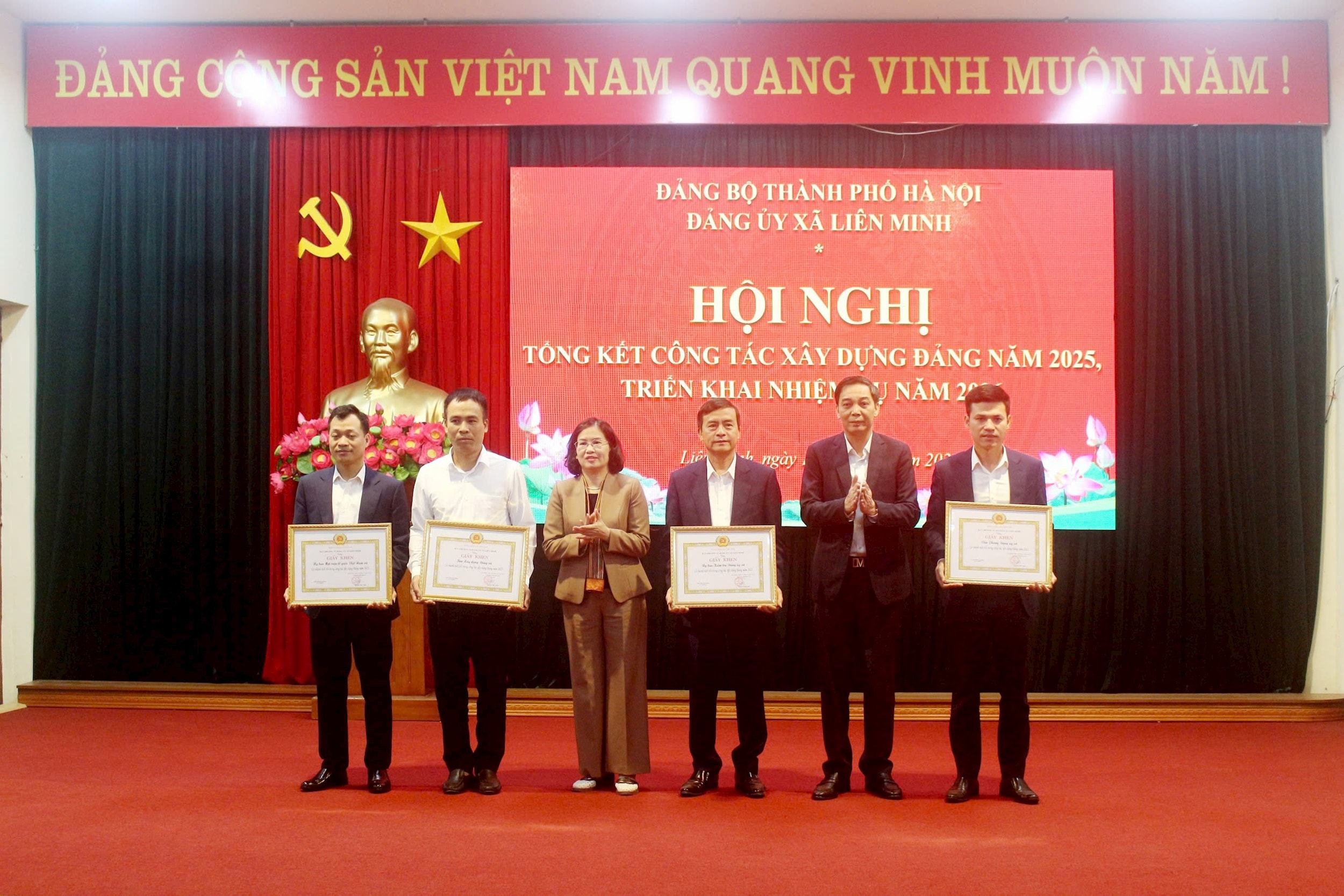 Các đồng chí lãnh đạo xã Liên Minh trao khen thưởng. Ảnh: Thắng Văn
