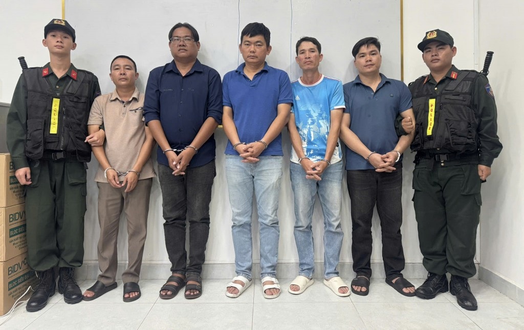 Các đối tượng liên quan bị khởi tố để phục vụ công tác điều tra (ảnh: Công an cung cấp)