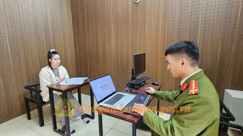 Đối tượng Nguyễn Thị Chín (biệt danh: Hoa) tại cơ quan Công an.