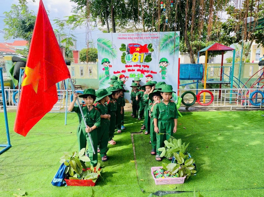Các em nhỏ được các cô giáo hướng dẫn trước khi tham quan di tích