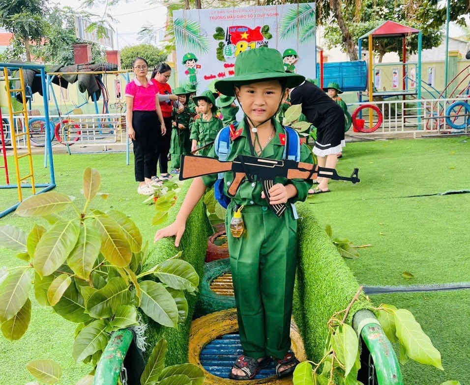 Các em nhỏ được tham gia các hoạt động tập thể, được tham gia các trò chơi vận động, được khoác lên mình trang phục của những cô, chú bộ đội