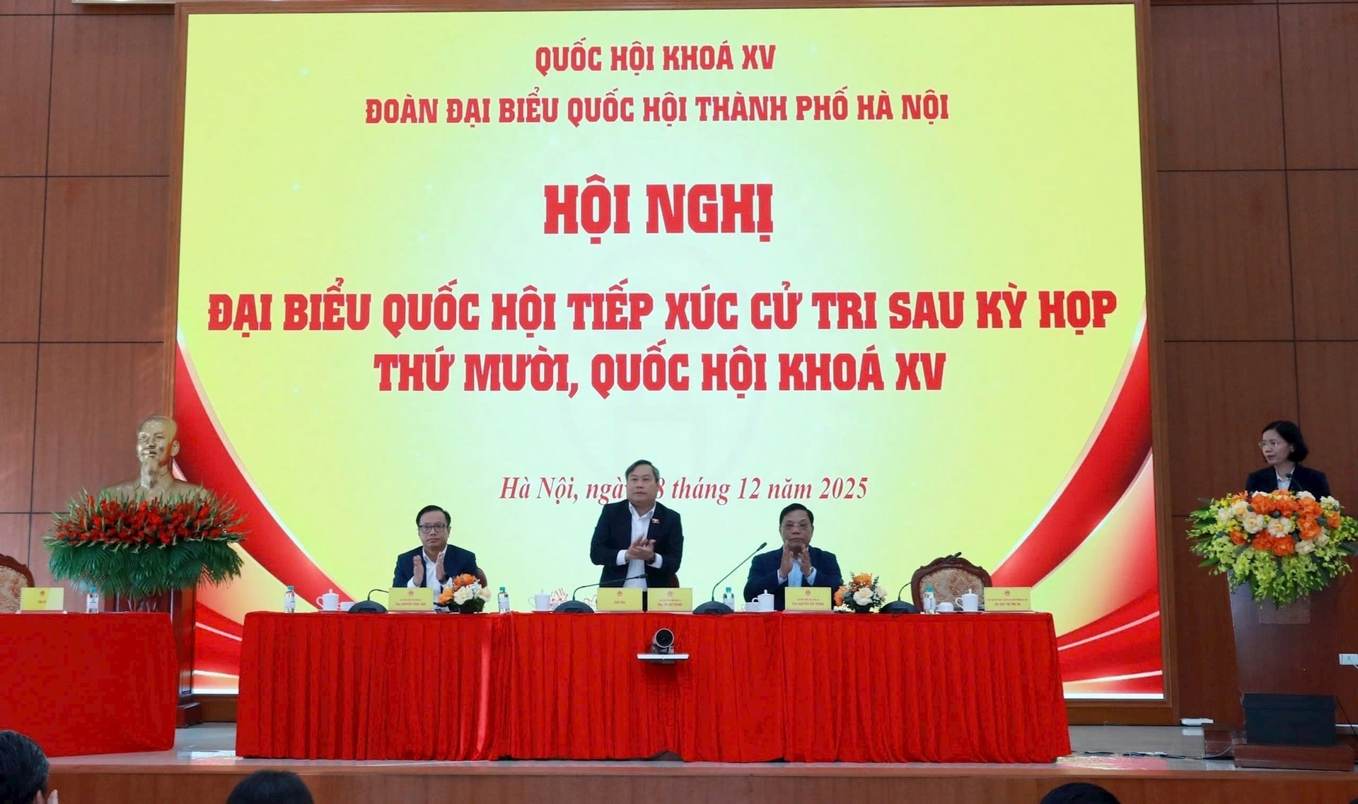 Ủy viên Trung ương Đảng, Phó Bí thư Thành ủy, Chủ tịch UBND thành phố Hà Nội Vũ Đại Thắng tiếp xúc cử tri, chiều 18-12. Ảnh: Đình Hiệp