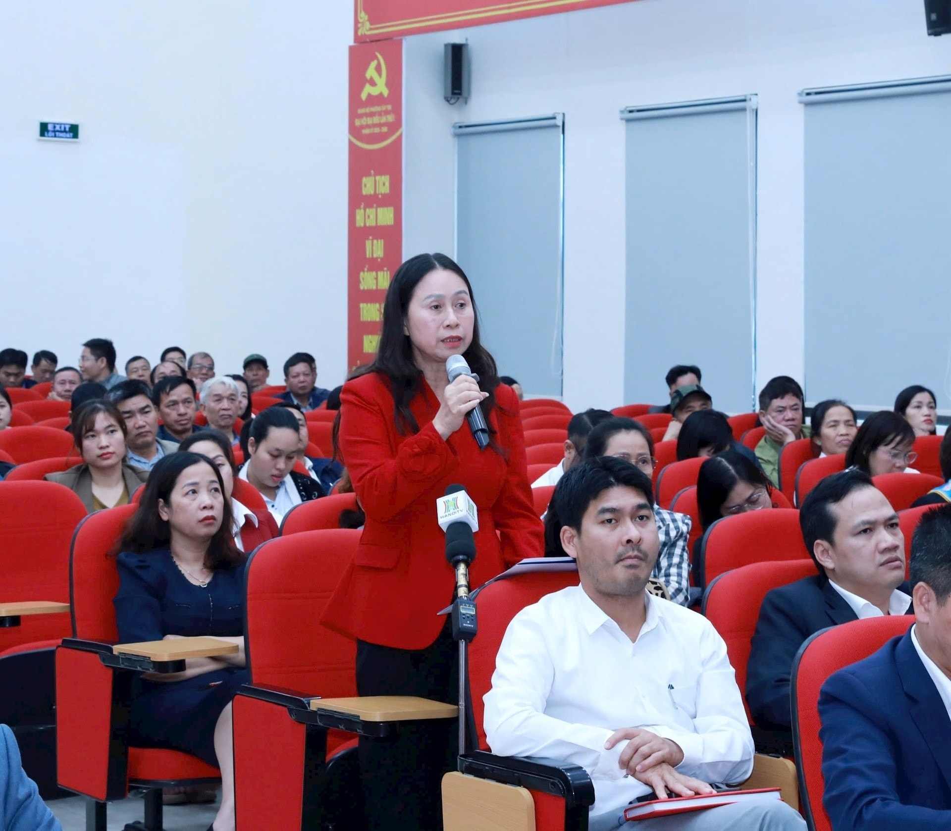 Cử tri đánh giá cao kết quả kỳ họp thứ mười, Quốc hội khóa XV và đặt nhiều câu hỏi với các đại biểu Quốc hội.