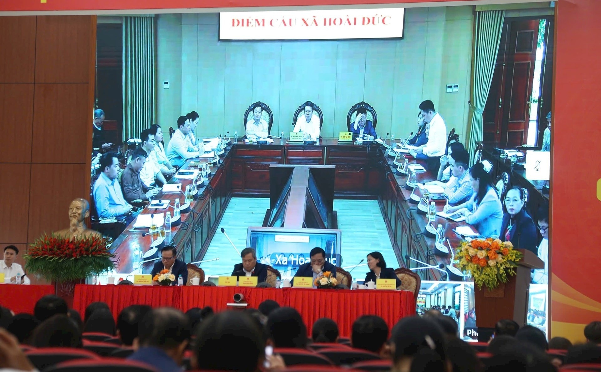 Các cử tri dự hội nghị tại điểm cầu xã Hoài Đức. Ảnh: Đình Hiệp