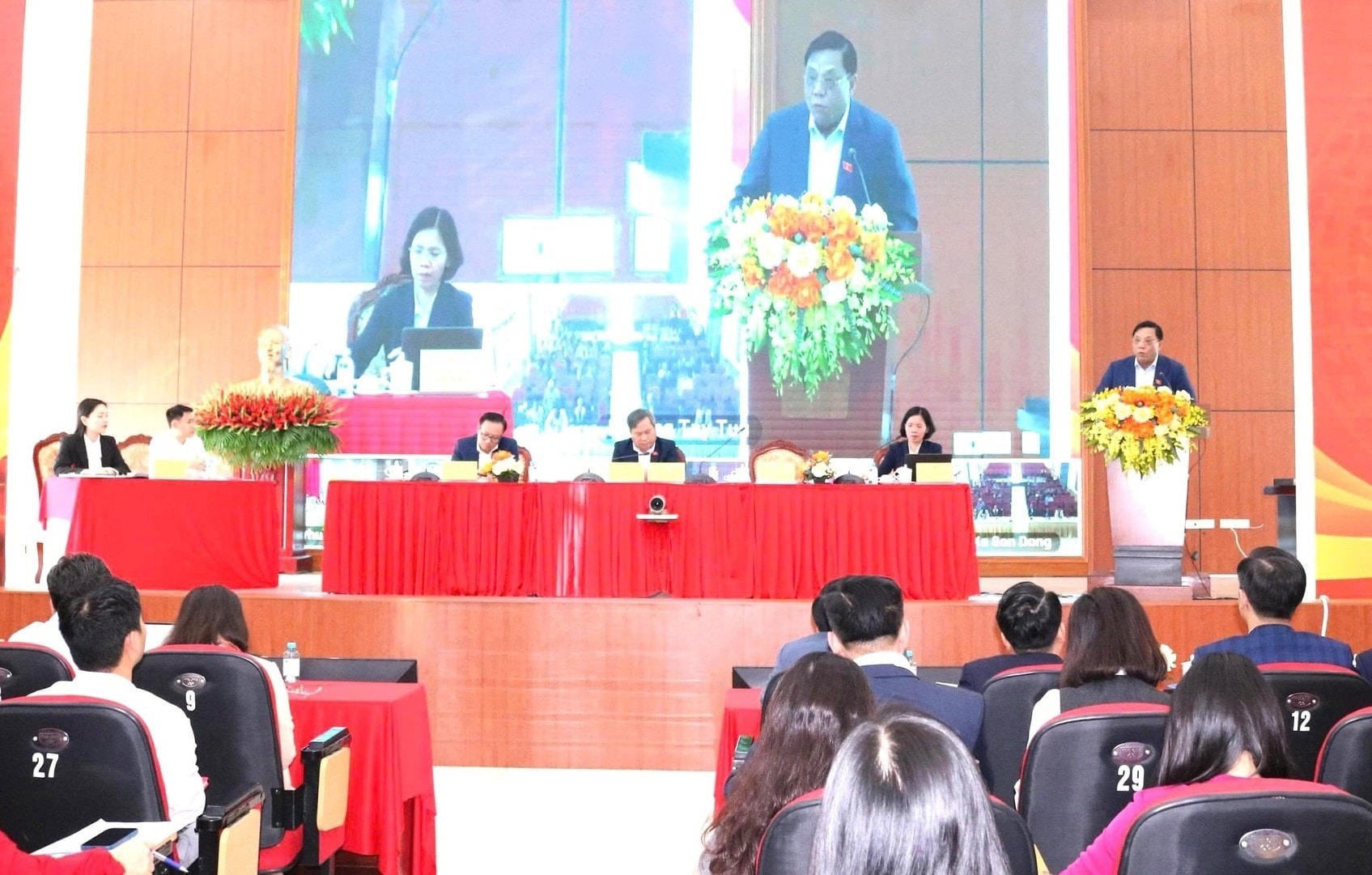 Thứ trưởng Bộ Dân tộc và Tôn giáo Nguyễn Hải Trung báo cáo nội dung kết quả kỳ họp thứ mười. Ảnh: Đình Hiệp