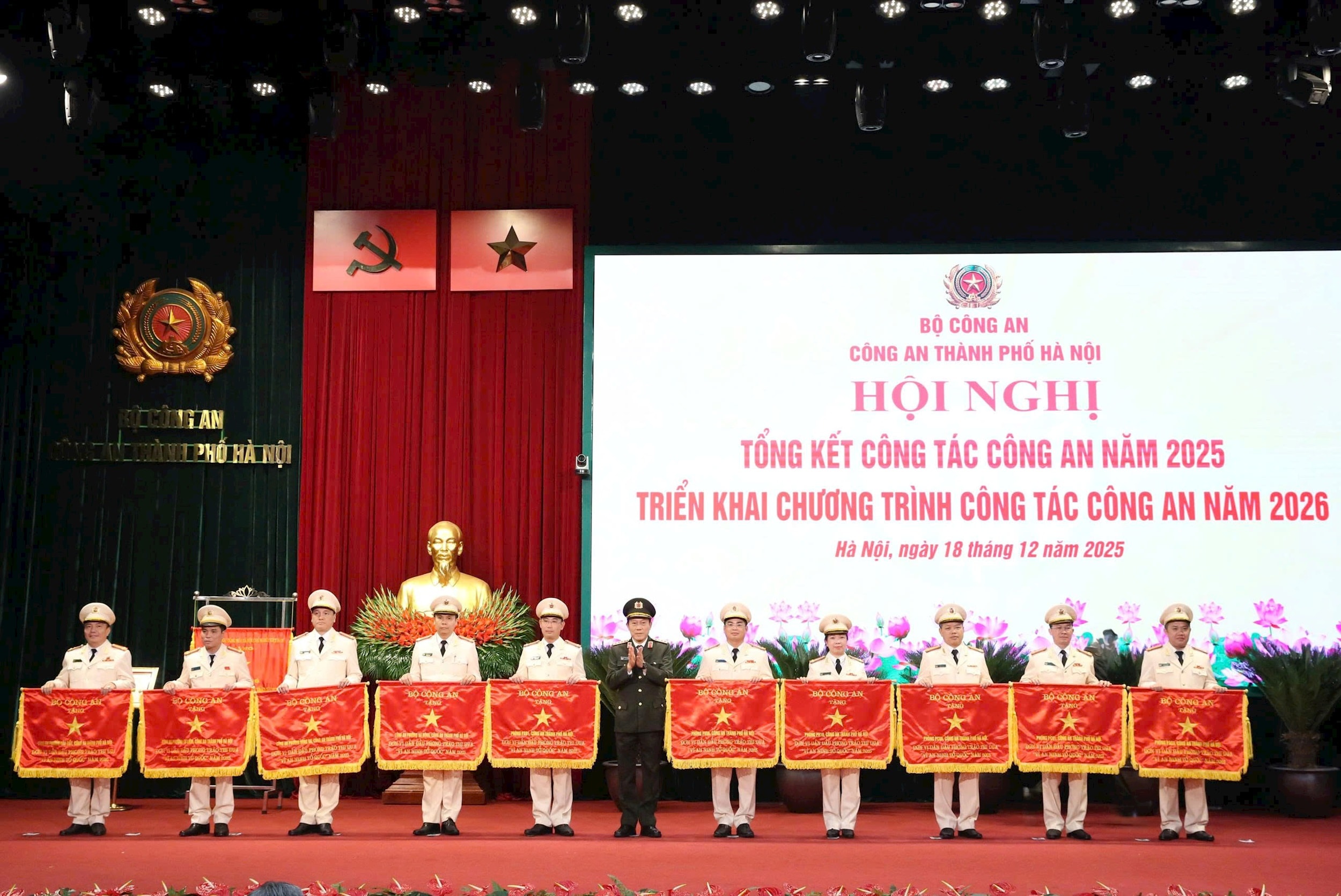 bo-truong-trao-co-thi-dua.jpg