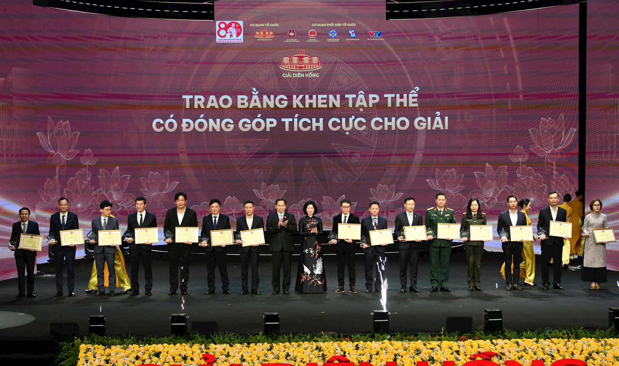 hong-ha-trao-bang-khen.jpg