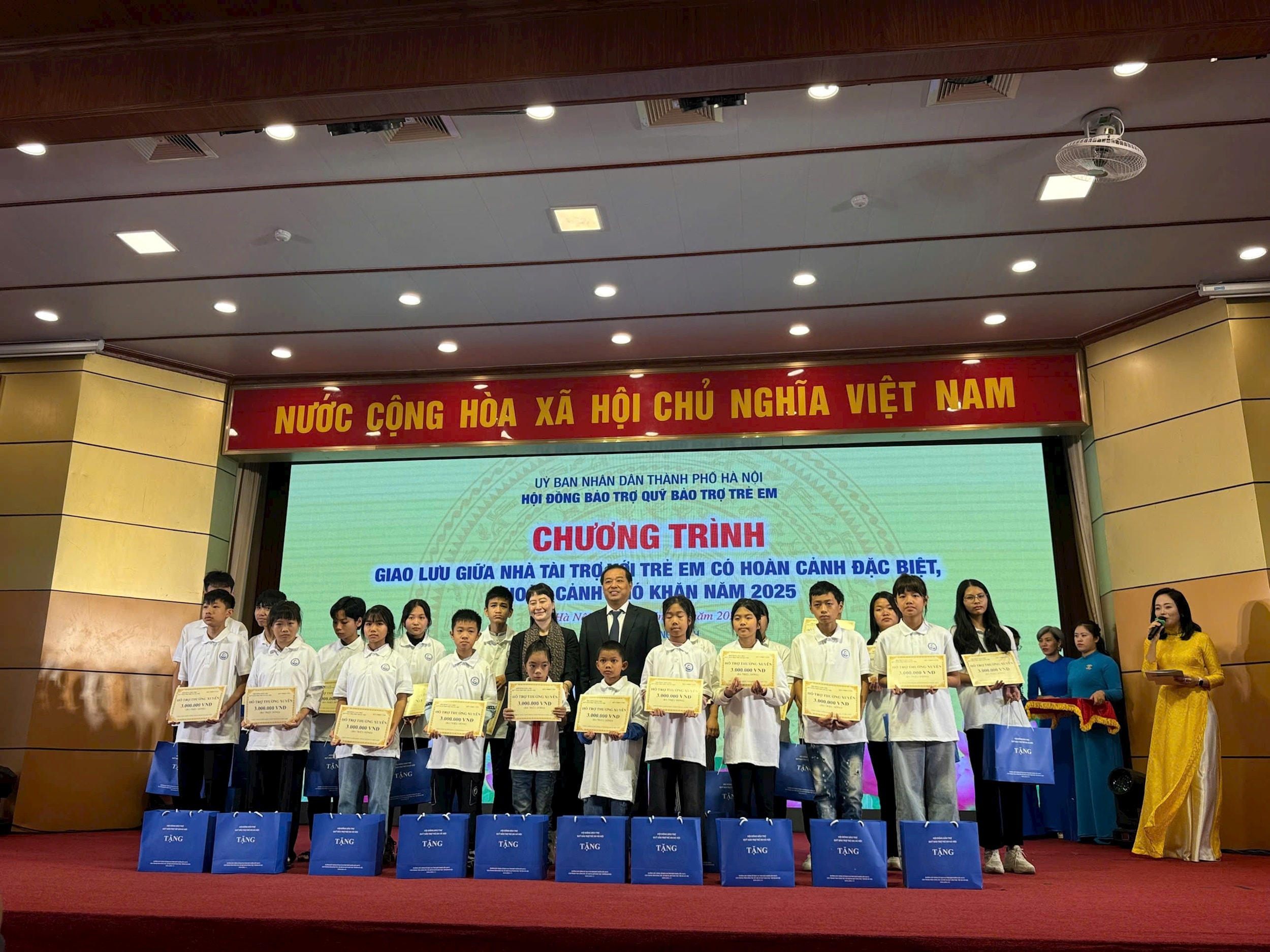 anh-1-ba-y-nhung-trao-qua.jpg