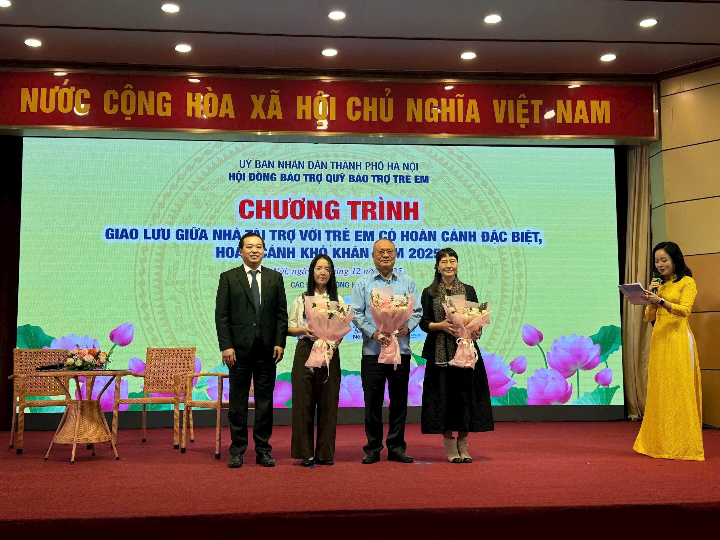 anh-2-ba-y-nhung-ngoai-cung-ben-phai.jpg