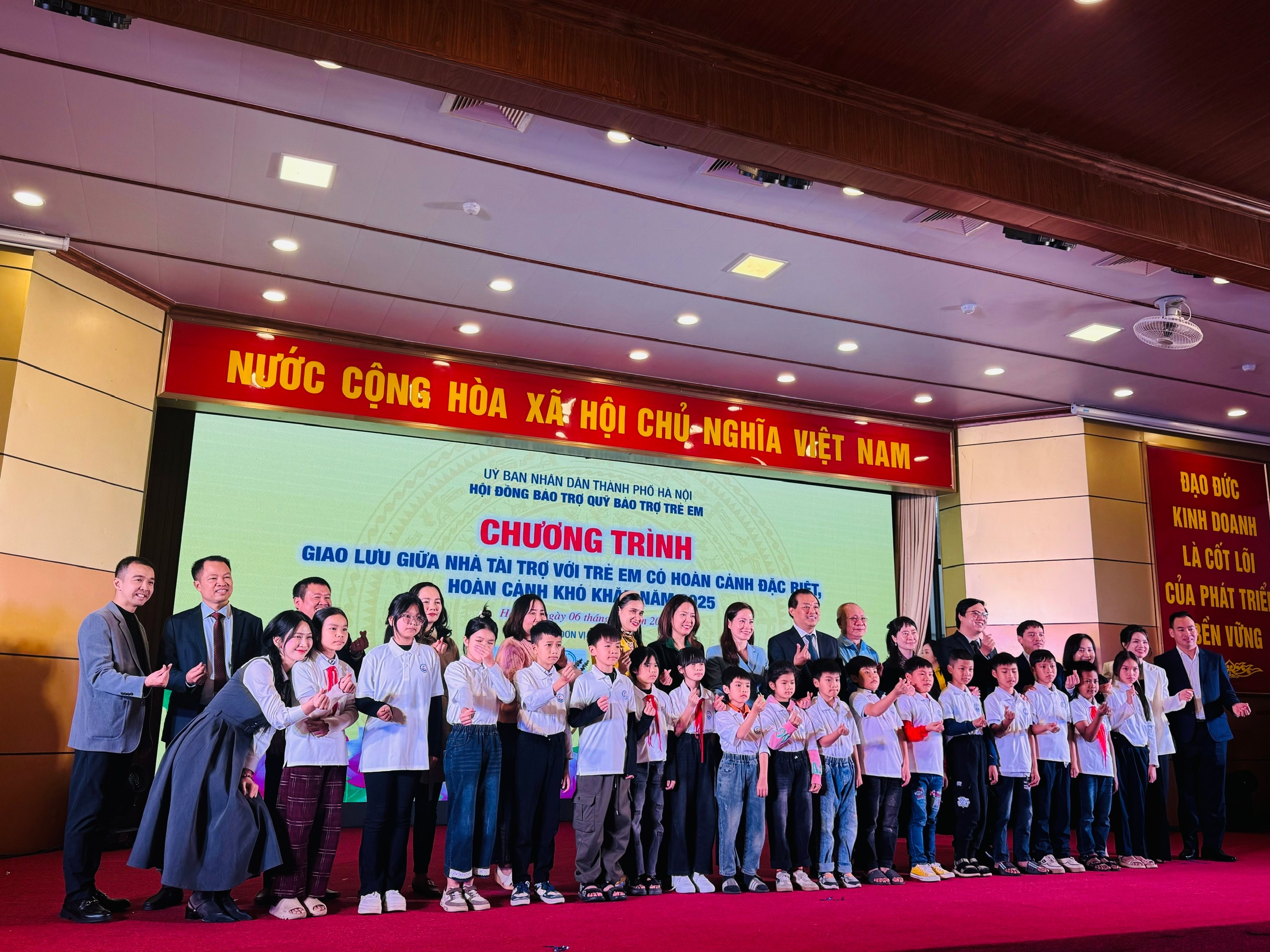anh-2-nhung-em-nho.jpg