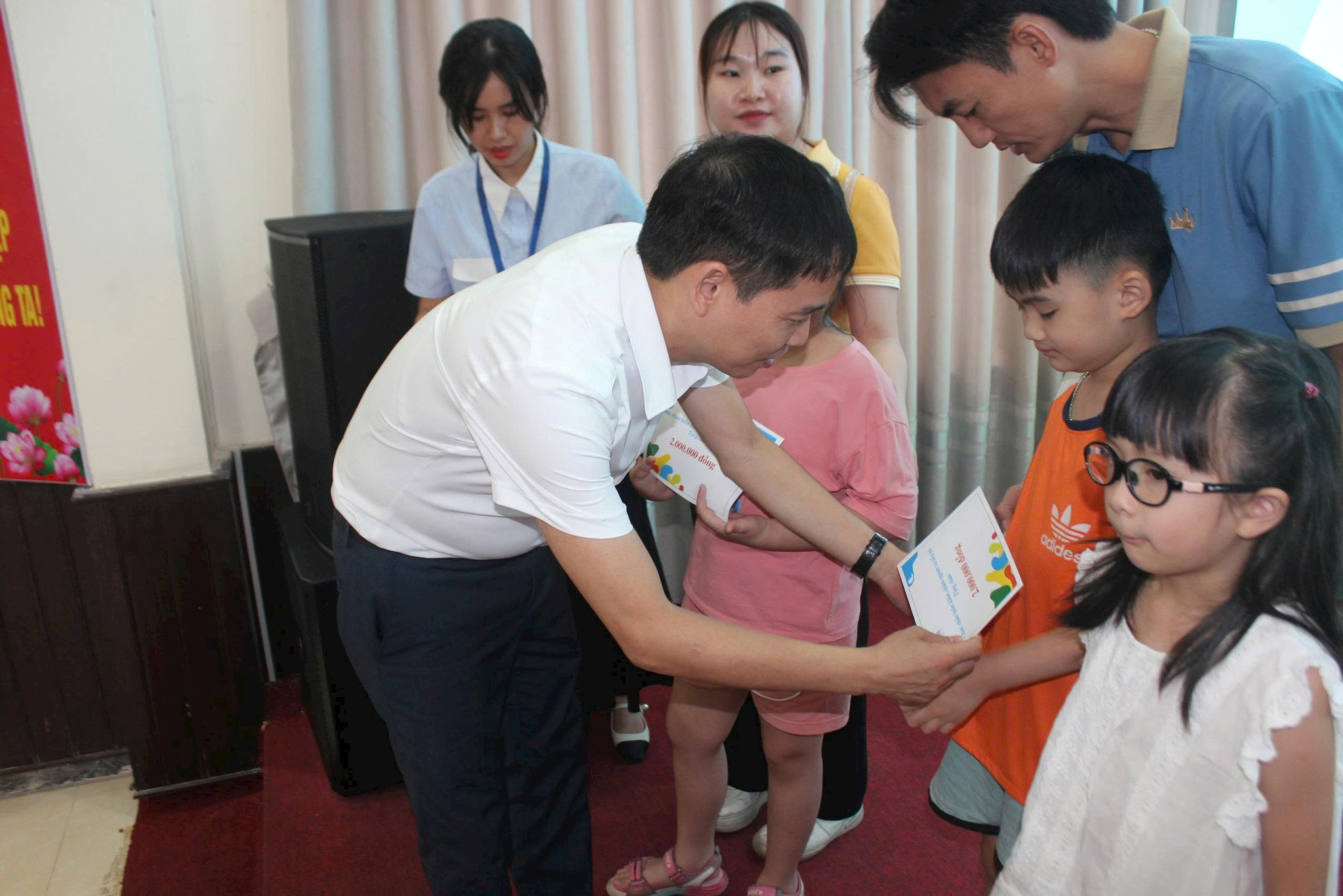 anh-2-ong-thu-trao-qua.jpg