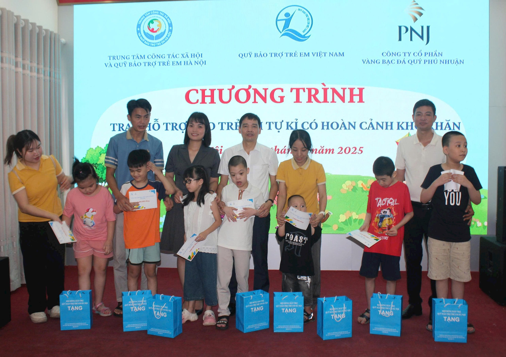 anh-2-trao-qua-tre-kho-khan.jpg