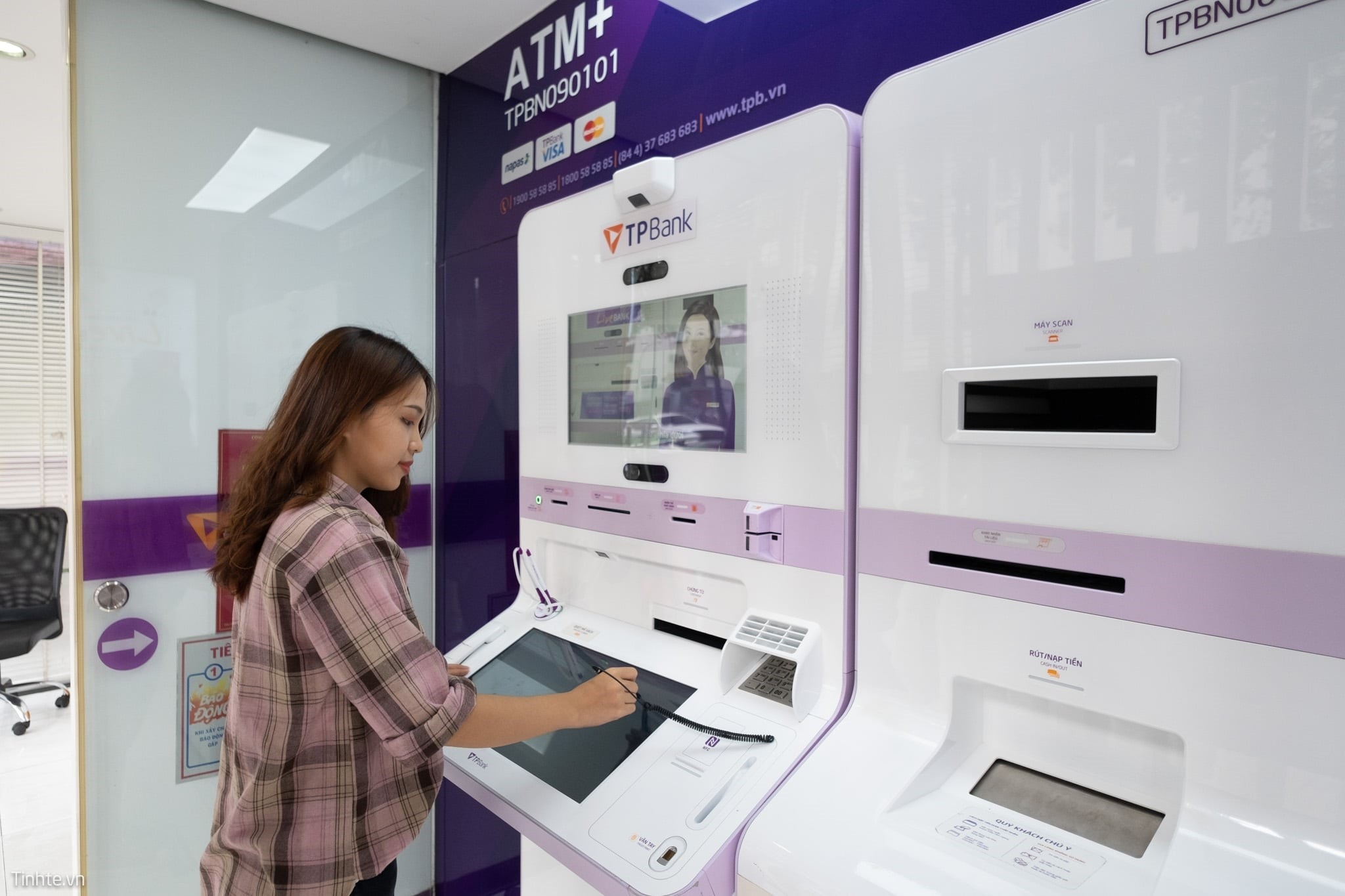 khach-hang-thuc-hien-giao-dich-tren-ngan-hang-so-cua-ngan-hang-thuong-mai-co-phan-tien-phong.-anh-tpbank.jpg