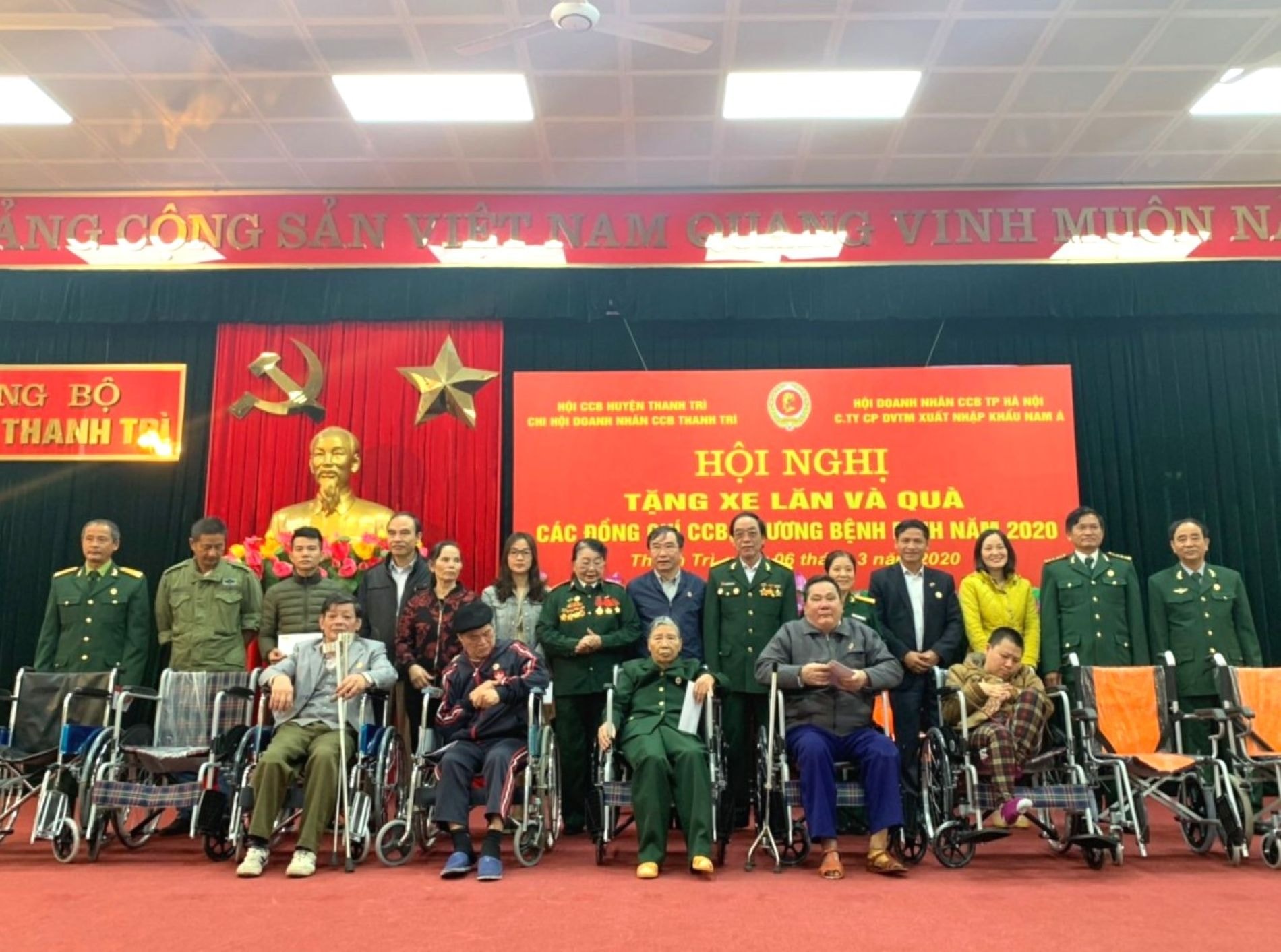 Doanh nhân CCB Vũ Xuân Hợi (đứng thứ 4 từ phải sang) trao tặng xe lăn và quà các đồng chí CCB, thương bệnh binh. Ảnh: Nhân vật cung cấp. 