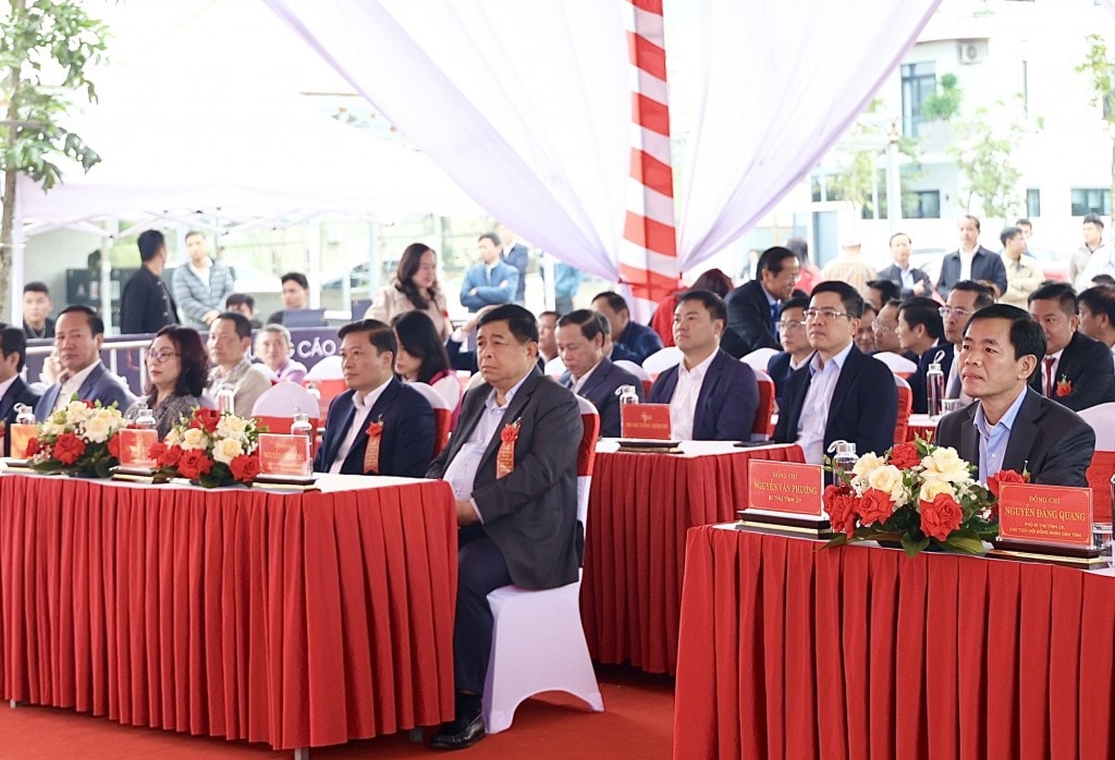 Phó Thủ tướng Nguyễn Chí Dũng dự Lễ khởi công Dự án Khu nhà ở xã hội Trung tâm Đồng Hới - Ảnh: VGP/Thu Sa
