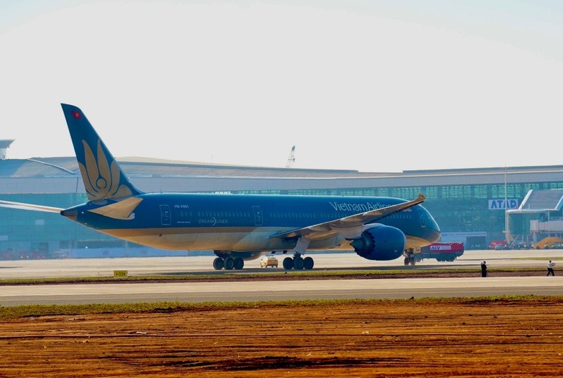 Chuyến bay chở khách đầu tiên của Vietnam Airlines đánh dấu mốc quan trọng trong quá trình đưa sân bay cửa ngõ hiện đại nhất Việt Nam vào hoạt động. (Ảnh: PV/Vietnam+)