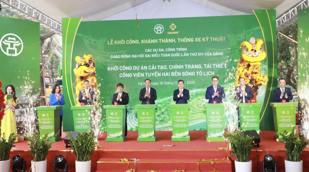 Các đại biểu thực hiện nghi thức khởi công Dự án. Ảnh: VGP/TL