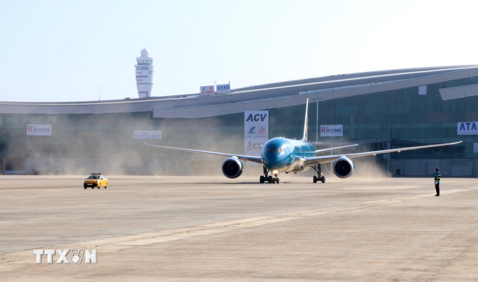 Máy bay Boeing 787 của Hãng hàng không quốc gia Việt Nam - Vietnam Airlines - đáp chuyến bay đầu tiên xuống Cảng hàng không quốc tế Long Thành. (Ảnh: Sỹ Tuyên/TTXVN)