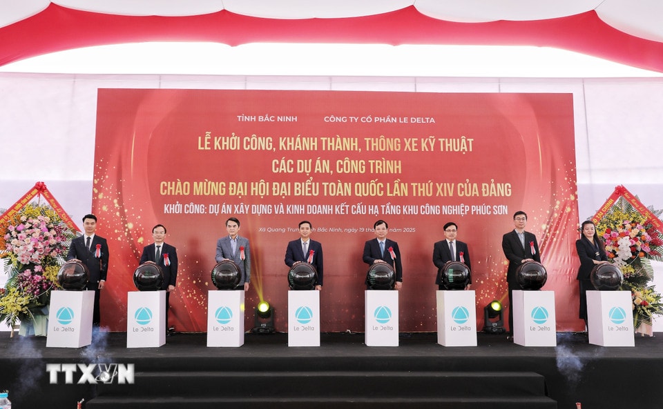 Hoà chung không khí khởi công, khánh thành, thông xe kỹ thuật các dự án, công trình chào mừng Đại hội đại biểu toàn quốc lần thứ XIV của Đảng, sáng 19/12/2025, tại Bắc Ninh tổ chức Lễ khởi công dự án xây dựng và kinh doanh kết cấu hạ tầng Khu Công nghiệp Phúc Sơn tại xã Quang Trung, do Công ty cổ phần Le delta làm chủ đầu tư. (Ảnh: Danh Lam/TTXVN)