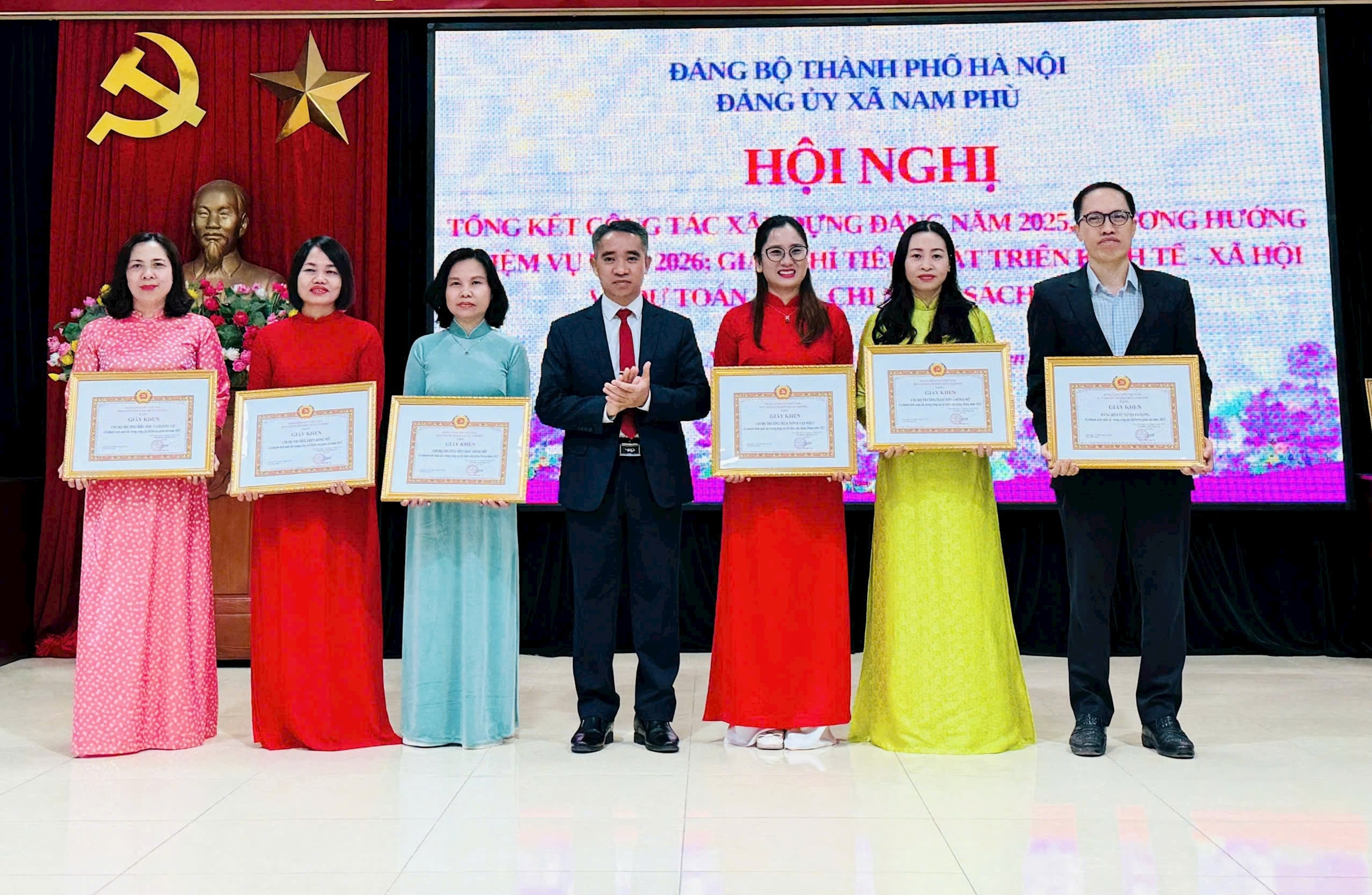 Lãnh đạo xã Nam Phù khen thưởng cho các tập thể, cá nhân hoàn thành xuất sắc nhiệm vụ. Ảnh: Phương Xuyến.