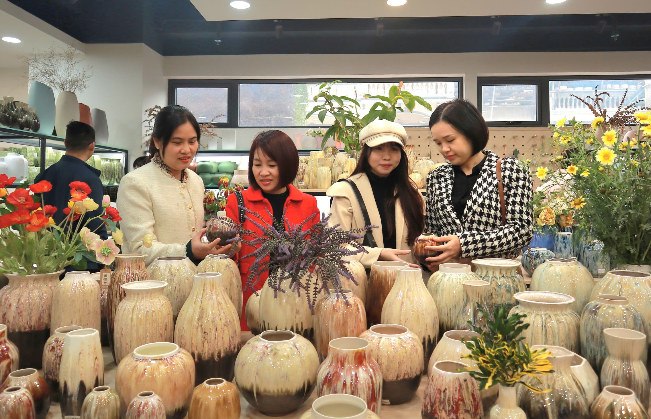 du-khach-chon-mua-san-pham-tai-lang-nghe-gom-su-bat-trang-xa-bat-trang-..jpeg