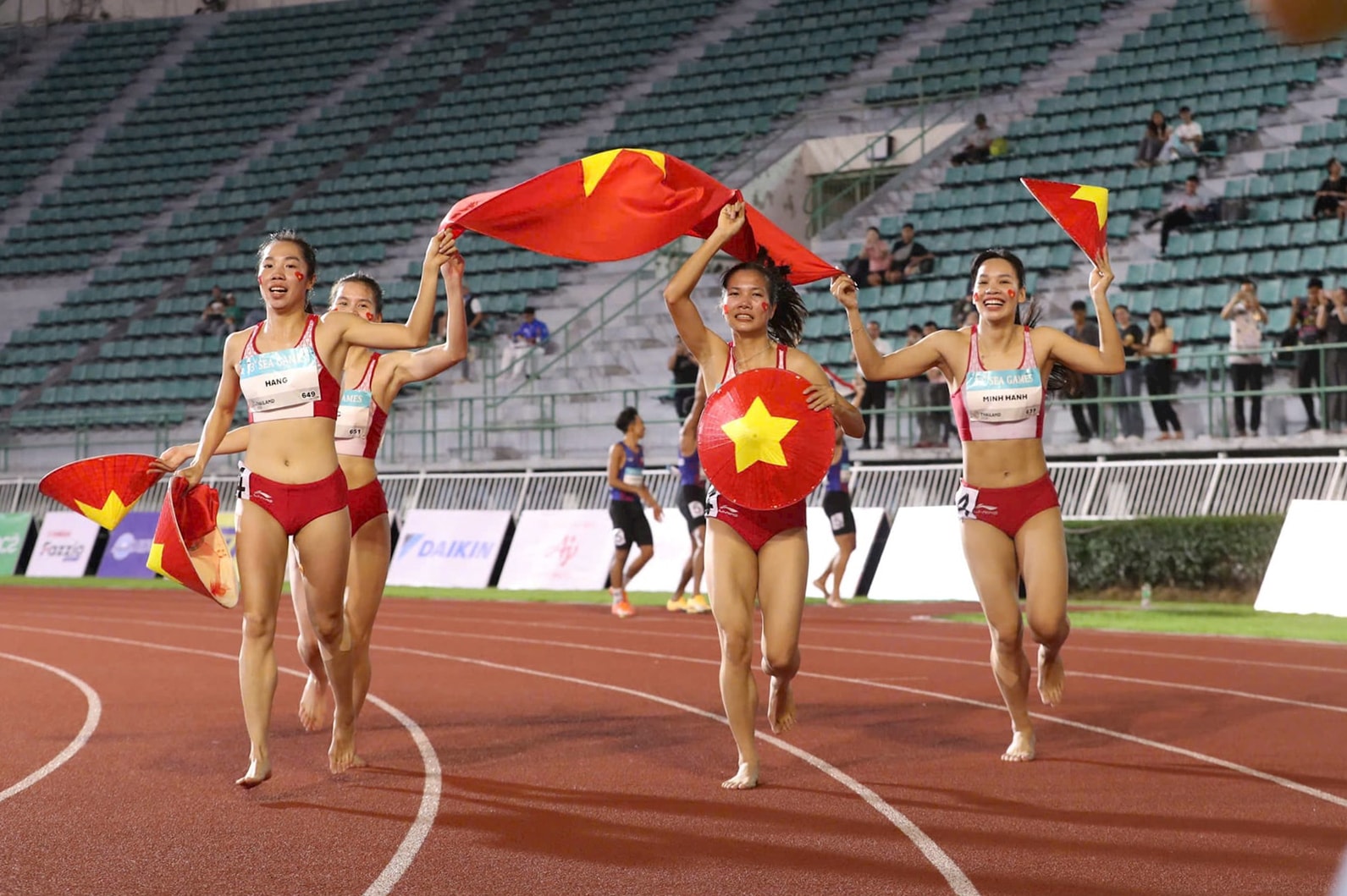 van-dong-vien-hoang-thi-minh-hanh-nguyen-thi-hang-le-thi-tuyet-mai-nguyen-thi-ngoc-gianh-huy-chuong-vang-noi-dung-4x400m-tiep-suc-nu.-anh-bui-luong.jpg