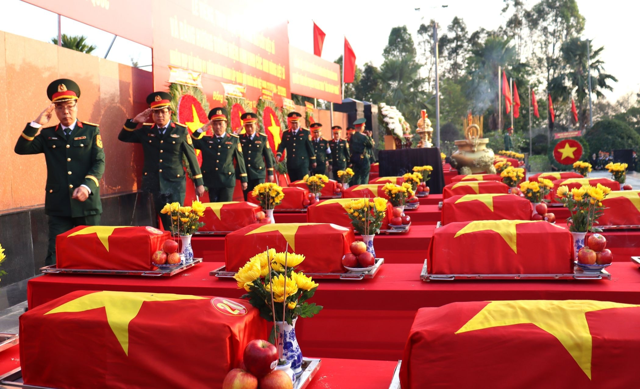 Các đoàn đại biểu dâng hương, tưởng niệm hài cốt liệt sĩ trước khi di về nơi an táng. Ảnh Thanh Hà.