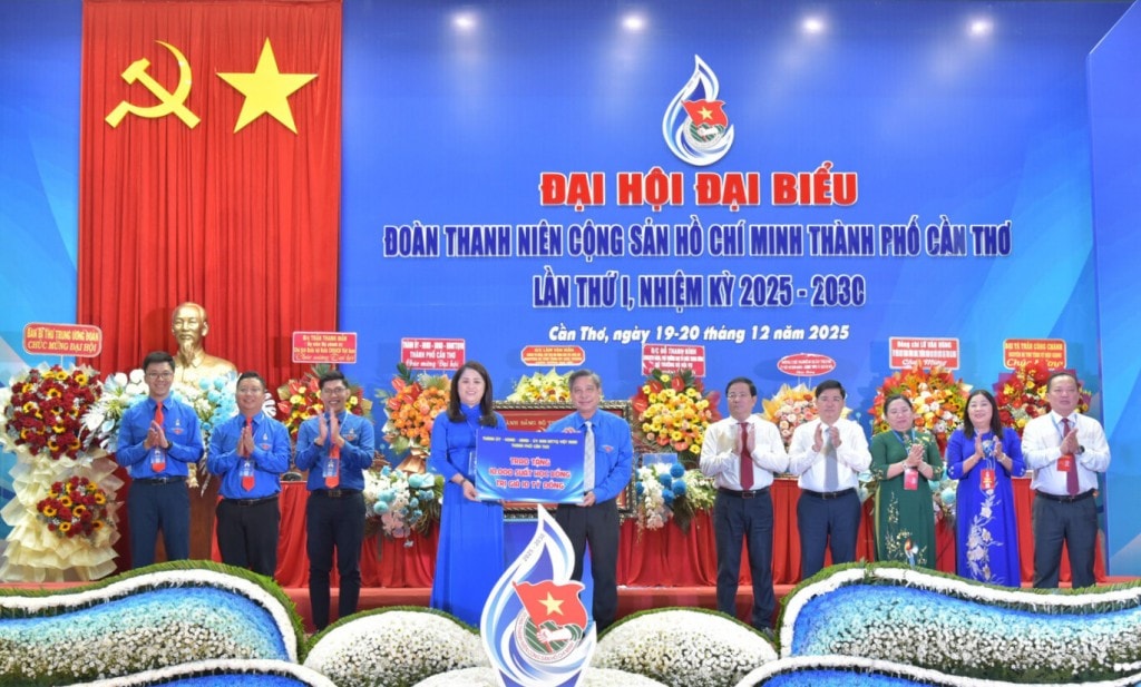 Thường trực Thành ủy Cần Thơ trao tặng 10.000 suất học bổng trị giá 10 tỷ đồng cho đoàn viên thanh niên, sinh viên, học sinh TP. Cần Thơ.