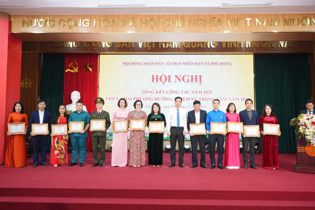 Phó Bí thư Thường trực Đảng ủy xã Phù Đổng Nguyễn Mậu Quang trao khen thưởng cho các tập thể, cá nhân.