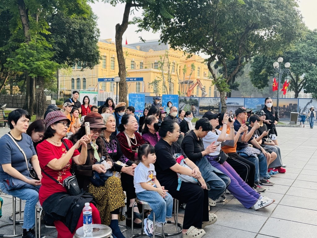 Đông đảo khán giả đến với buổi biểu diễn cuối tuần của các nghệ sĩ