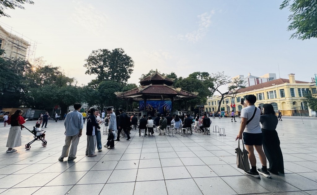 Đông đảo khán giả đến với chương trình