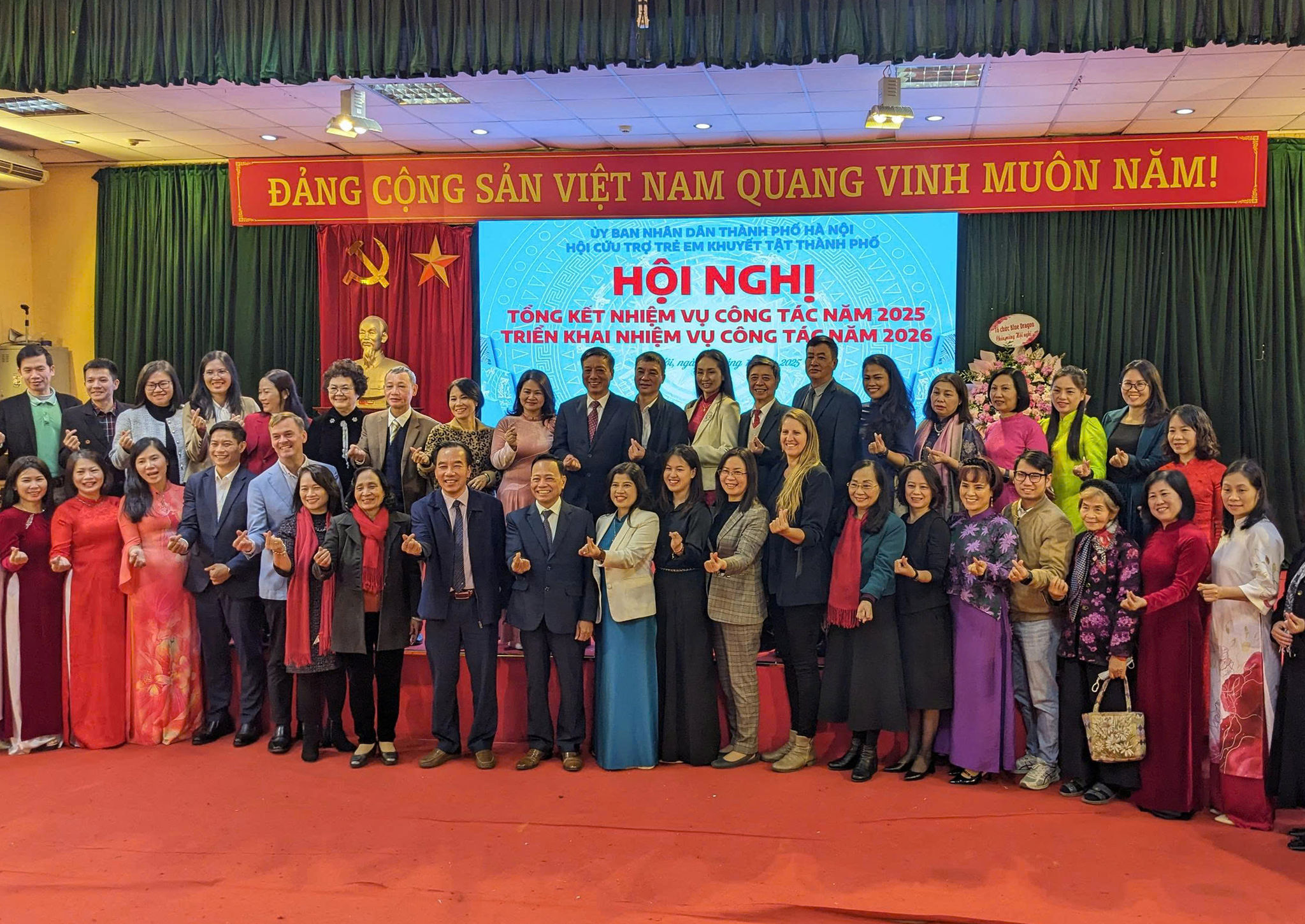 cac-thanh-vien-cua-to-chuc-rong-xanh-australia-va-hoi-cuu-tro-tre-em-khuyet-tat-ha-noi-luon-gan-bo-dong-hanh-trong-du-an.jpg